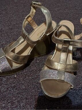 Sparkling Gold Wedge Sandals with Glitter Toe Strap